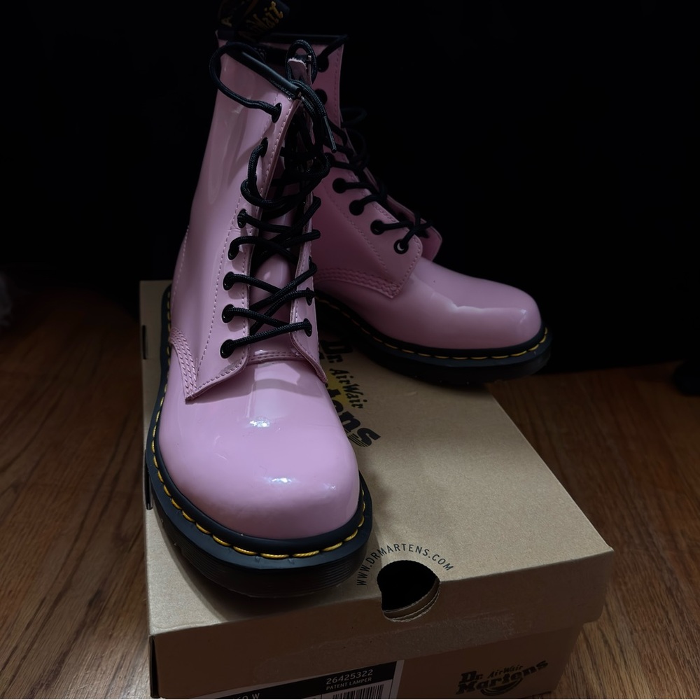 NEW IN BOX DR MARTENS SIZE 9 PALE PINK PATENT LEATHER LACE UP BOOTS - Picture 2 of 4